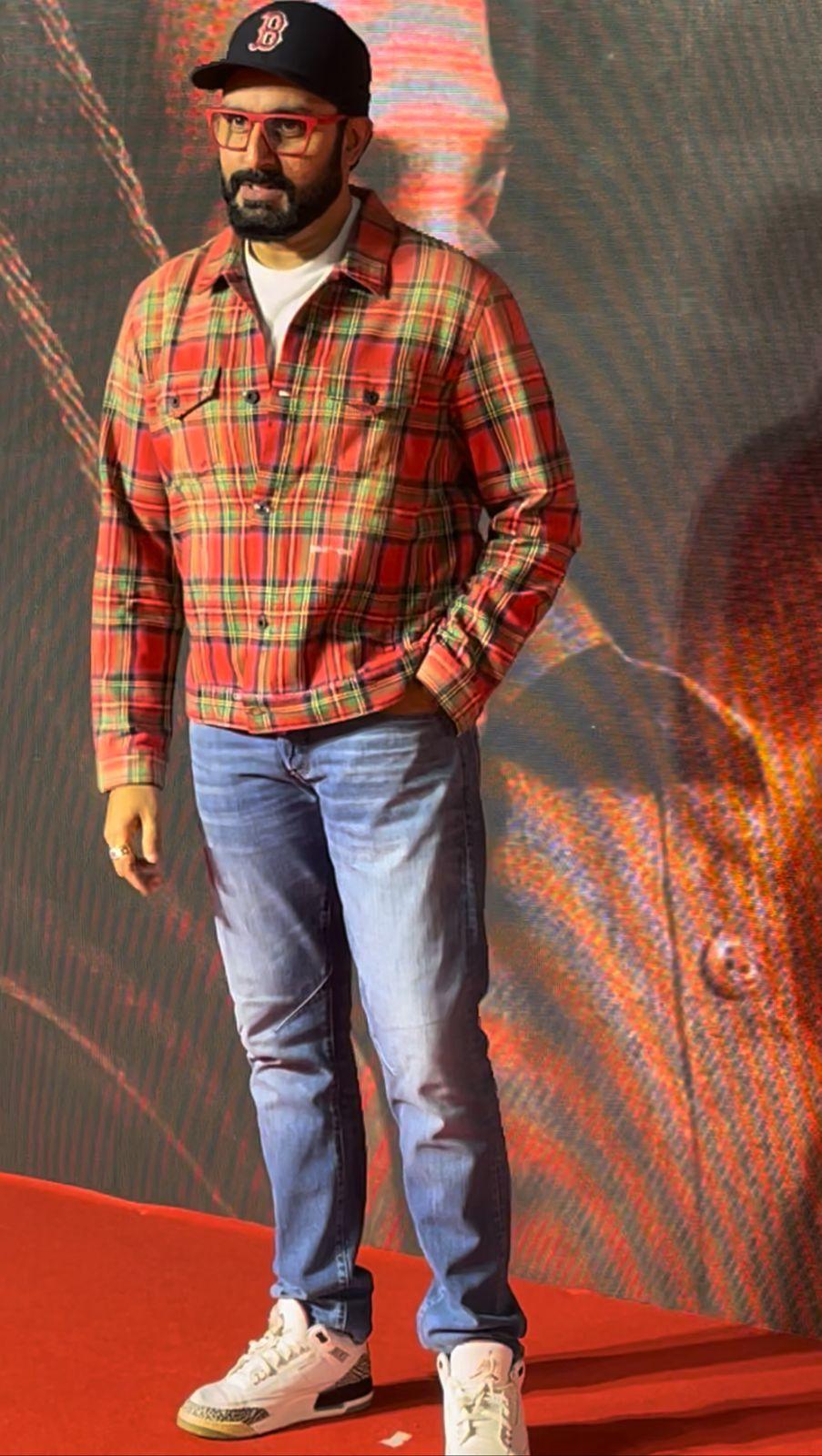 Abhishek Bachchan exuded casual charisma at the event!